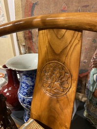 Een paar Chinese 'hoefijzer' stoelen in olm, Republiek