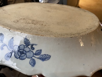 Een grote Chinese blauw-witte 'Xi Xiang Ji' schotel, Qianlong