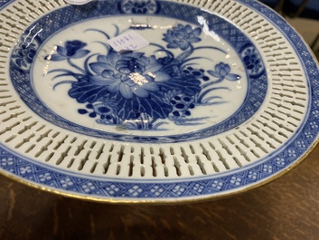 Een Chinese opengewerkte blauw-witte mand op onderschotel, Qianlong