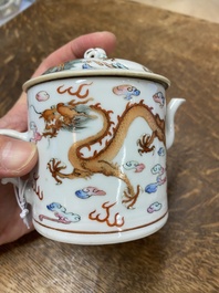 Een Chinese famille rose 'draken' theepot met deksel, Qingwan 清玩 merk, 19e eeuw