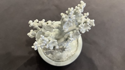 Een paar Chinese blanc de Chine modellen van bomen in jardini&egrave;res, Kangxi