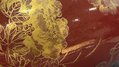 Een Chinese koraalrode dekselvaas en een sang de boeuf vaas met verguld decor, 19/20e eeuw