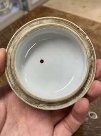 Een Chinese famille rose 'draken' theepot met deksel, Qingwan 清玩 merk, 19e eeuw