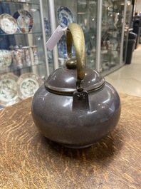 Th&eacute;i&egrave;re couverte en gr&egrave;s de Yixing poli de couleur pourpre pour le march&eacute; thai, Chine, 19&egrave;me