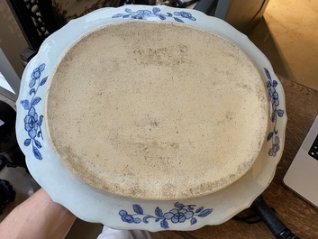 Een grote Chinese blauw-witte 'Xi Xiang Ji' schotel, Qianlong