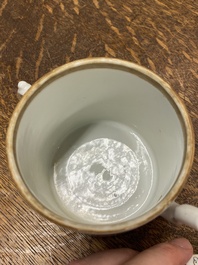 Een Chinese famille rose 'draken' theepot met deksel, Qingwan 清玩 merk, 19e eeuw