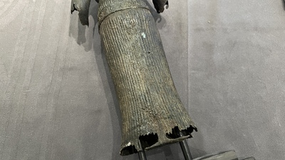 Een bronzen Khmer sculptuur van de godin Uma, Cambodja, 10/11e eeuw