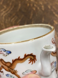 Een Chinese famille rose 'draken' theepot met deksel, Qingwan 清玩 merk, 19e eeuw