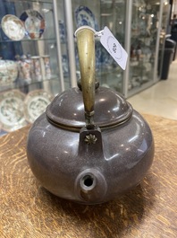 Th&eacute;i&egrave;re couverte en gr&egrave;s de Yixing poli de couleur pourpre pour le march&eacute; thai, Chine, 19&egrave;me