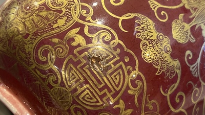 Een Chinese koraalrode dekselvaas en een sang de boeuf vaas met verguld decor, 19/20e eeuw