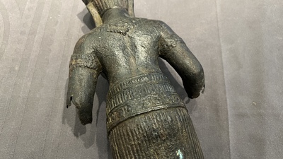 Een bronzen Khmer sculptuur van de godin Uma, Cambodja, 10/11e eeuw