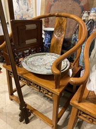 Een paar Chinese 'hoefijzer' stoelen in olm, Republiek