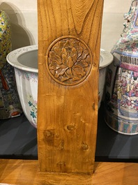 Een paar Chinese 'hoefijzer' stoelen in olm, Republiek