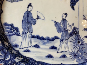 Een grote Chinese blauw-witte 'Xi Xiang Ji' schotel, Qianlong