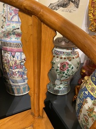 Een paar Chinese 'hoefijzer' stoelen in olm, Republiek