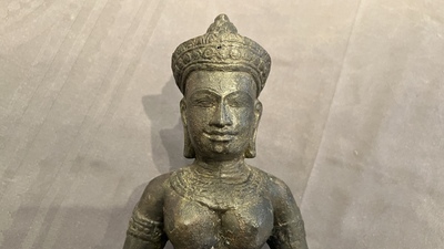 Een bronzen Khmer sculptuur van de godin Uma, Cambodja, 10/11e eeuw