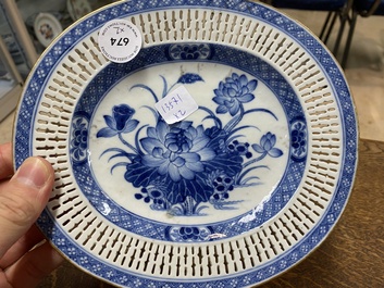 Een Chinese opengewerkte blauw-witte mand op onderschotel, Qianlong
