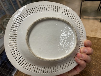 Een Chinese opengewerkte blauw-witte mand op onderschotel, Qianlong