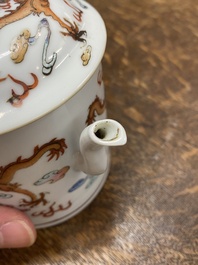 Een Chinese famille rose 'draken' theepot met deksel, Qingwan 清玩 merk, 19e eeuw
