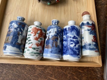Vijf Chinese famille verte, blauw-witte en koperrode snuifflessen, 19/20e eeuw