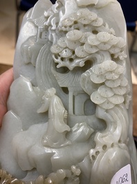 Een Chinese bruine jade zegelstempel met inscriptie en een witte jade sculptuur van een berglandschap, 19/20e eeuw