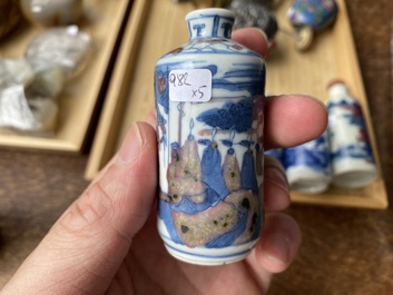 Vijf Chinese famille verte, blauw-witte en koperrode snuifflessen, 19/20e eeuw
