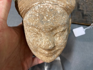 Acht diverse gesculpteerde stenen hoofden, o.a. Gandhara, Etruskisch, Japans en Chinees