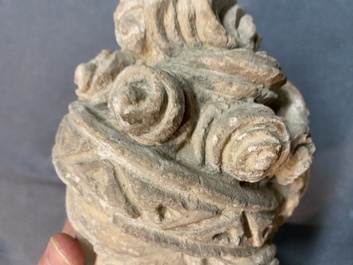 Acht diverse gesculpteerde stenen hoofden, o.a. Gandhara, Etruskisch, Japans en Chinees
