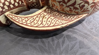 Deux vases hispano-mauresques &agrave; &eacute;mail lustr&eacute; de type 'Alhambra' et un vase en bois incrust&eacute; de pierres, Espagne et Afrique du Nord, 19/20&egrave;me