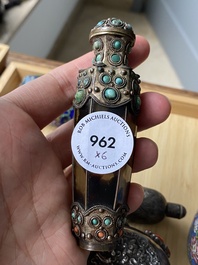 Zes Chinese snuifflessen in zilver en cloisonn&eacute;, 19/20e eeuw