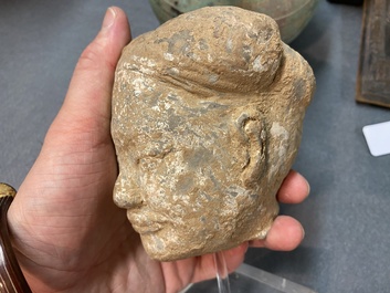 Acht diverse gesculpteerde stenen hoofden, o.a. Gandhara, Etruskisch, Japans en Chinees
