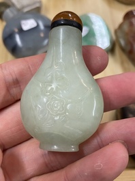 15 Chinese hardstone, glass and walnut snuff bottles, 19/20th C.