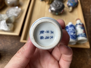 Vijf Chinese famille verte, blauw-witte en koperrode snuifflessen, 19/20e eeuw