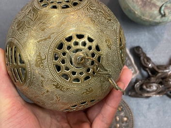Een diverse collectie Chinese en Tibetaanse objecten in brons, hout en koper, 19/20e eeuw