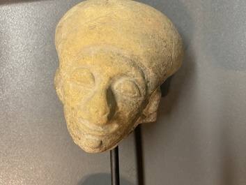 Acht diverse gesculpteerde stenen hoofden, o.a. Gandhara, Etruskisch, Japans en Chinees