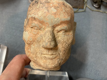 Acht diverse gesculpteerde stenen hoofden, o.a. Gandhara, Etruskisch, Japans en Chinees