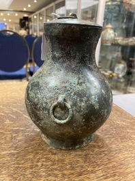 Een Chinese bronzen 'hu' vaas met deksel, Han