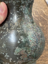 Een Chinese bronzen 'hu' vaas met deksel, Han