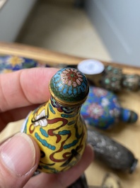 Zes Chinese snuifflessen in zilver en cloisonn&eacute;, 19/20e eeuw
