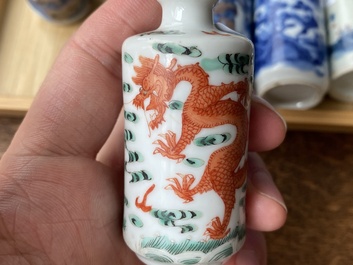 Vijf Chinese famille verte, blauw-witte en koperrode snuifflessen, 19/20e eeuw