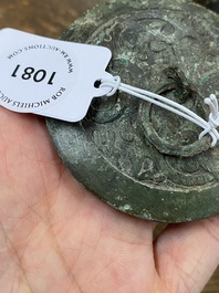 Een Chinese bronzen 'hu' vaas met deksel, Han