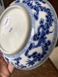 Een Chinees blauw-wit 'Bleu de Hue' bord voor de Vietnamese markt, Nhat merk, 19e eeuw