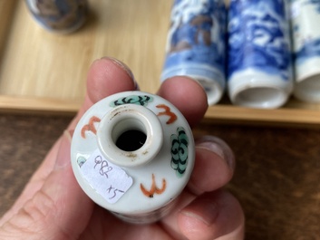 Vijf Chinese famille verte, blauw-witte en koperrode snuifflessen, 19/20e eeuw