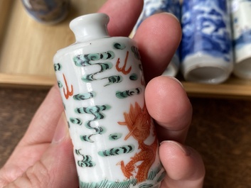 Vijf Chinese famille verte, blauw-witte en koperrode snuifflessen, 19/20e eeuw