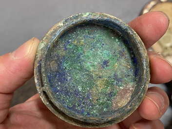 Een diverse collectie Chinese en Tibetaanse objecten in brons, hout en koper, 19/20e eeuw