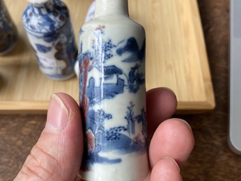 Vijf Chinese famille verte, blauw-witte en koperrode snuifflessen, 19/20e eeuw