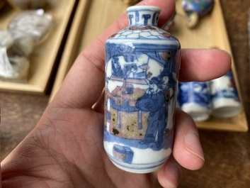 Vijf Chinese famille verte, blauw-witte en koperrode snuifflessen, 19/20e eeuw