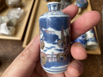Vijf Chinese famille verte, blauw-witte en koperrode snuifflessen, 19/20e eeuw