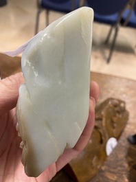 Een Chinese bruine jade zegelstempel met inscriptie en een witte jade sculptuur van een berglandschap, 19/20e eeuw