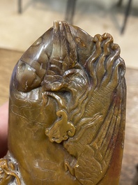 Een Chinese bruine jade zegelstempel met inscriptie en een witte jade sculptuur van een berglandschap, 19/20e eeuw